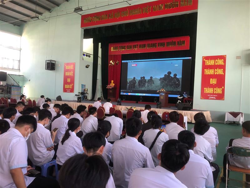 TỔ CHỨC TUYÊN TRUYỀN VỀ CHỦ QUYỀN BIỂN ĐẢO CHO SINH VIÊN TẠI BUỔI SINH HOẠT ĐẦU KHÓA