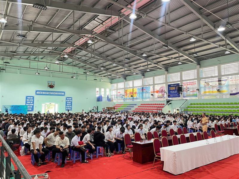 ĐỘI HÌNH SINH VIÊN TÌNH NGUYỆN THAM GIA ĐẢM BẢO TRẬT TỰ AN TOÀN XÃ HỘI, AN TOÀN GIAO THÔNG