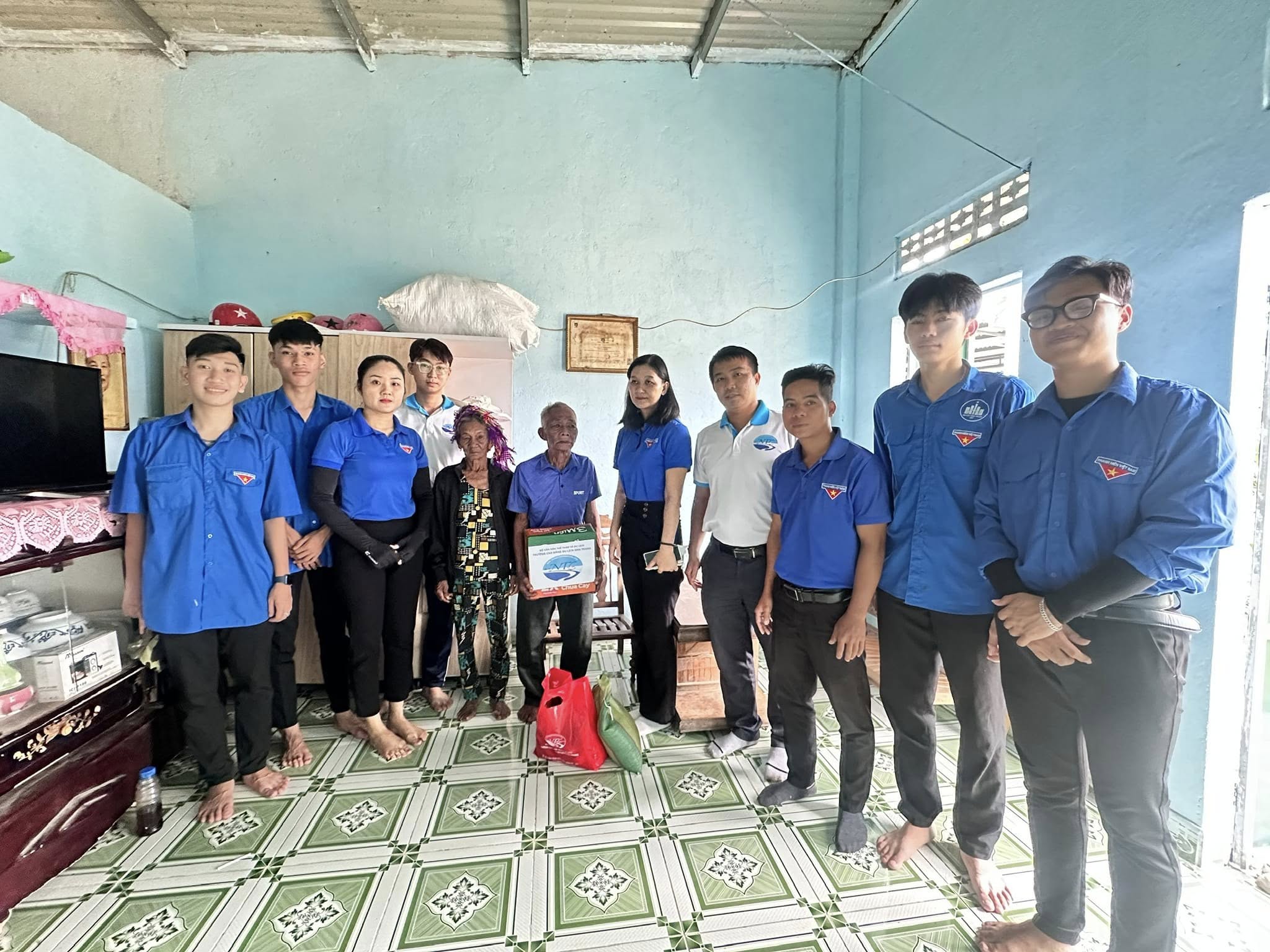 THĂM HỎI, TẶNG QUÀ CỰU THANH NIÊN XUNG PHONG, GIA ĐÌNH CHÍNH SÁCH, GIA ĐÌNH CÓ CÔNG VỚI CÁCH MẠNG CÓ HOÀN CẢNH KHÓ KHĂN