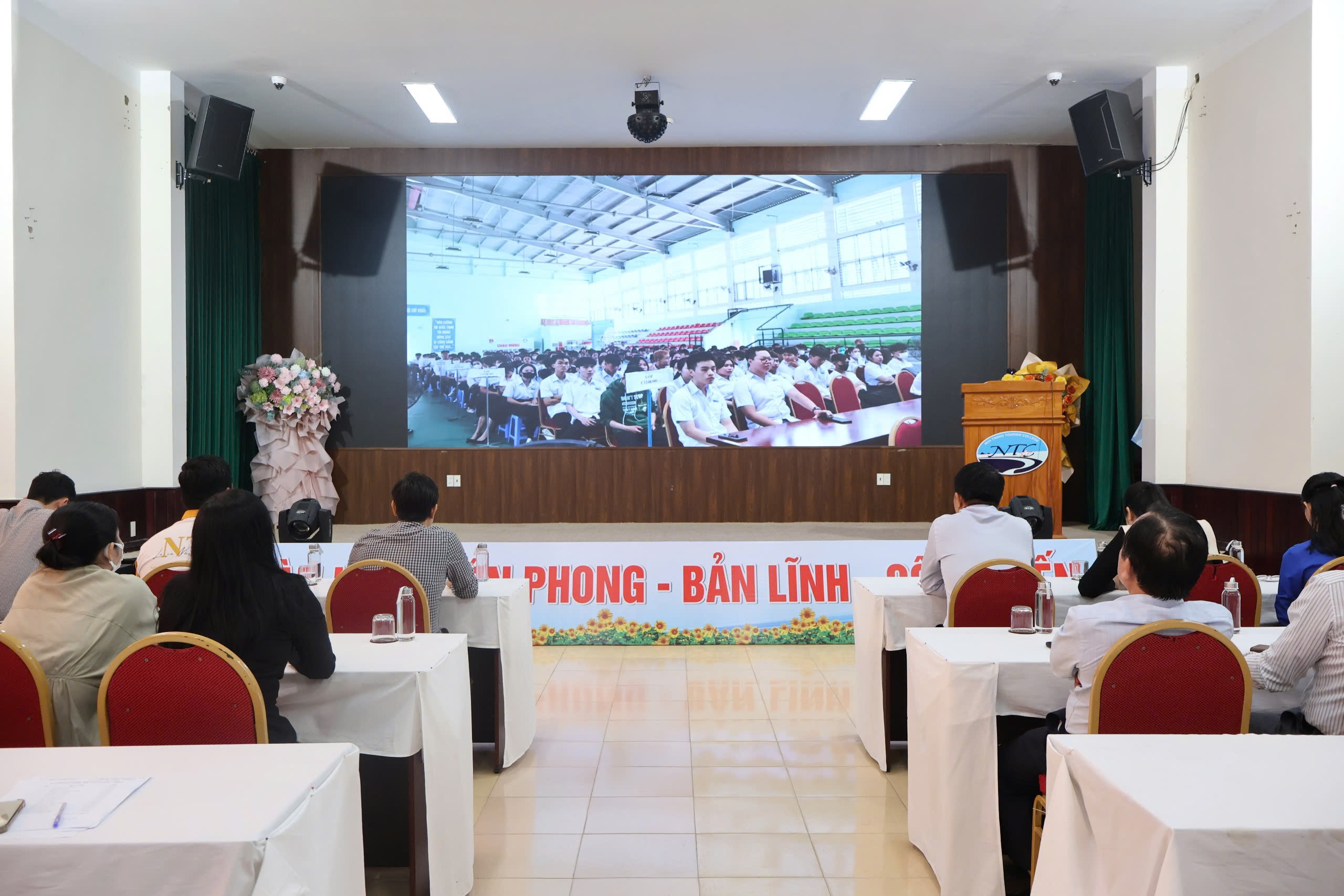 ĐẨY MẠNH CUỘC VẬN ĐỘNG “TIN TỐT – CHUYỆN ĐẸP”: HỘI SINH VIÊN NHÀ TRƯỜNG TÍCH CỰC TUYÊN DƯƠNG GƯƠNG SÁNG TẠI CÁC LỄ CHÀO CỜ