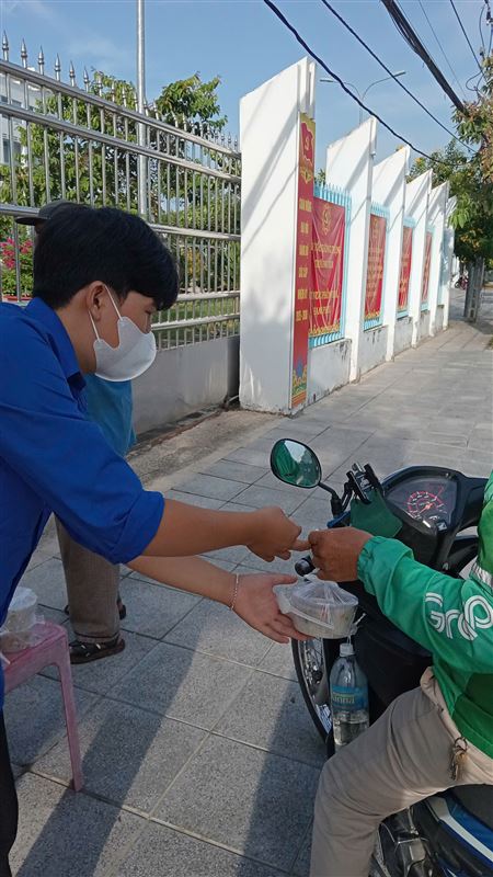 ĐỘI HÌNH SINH VIÊN TÌNH NGUYỆN MÙA HÈ XANH 2025 PHÁT CHÁO MIỄN PHÍ CHO BỆNH NHÂN NGHÈO, NGƯỜI CÓ HOÀN CẢNH KHÓ KHĂN 