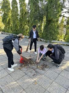 THẮP HƯƠNG TRI ÂN – DỌN DẸP NGHĨA TRANG: BÀI HỌC VỀ LÒNG BIẾT ƠN