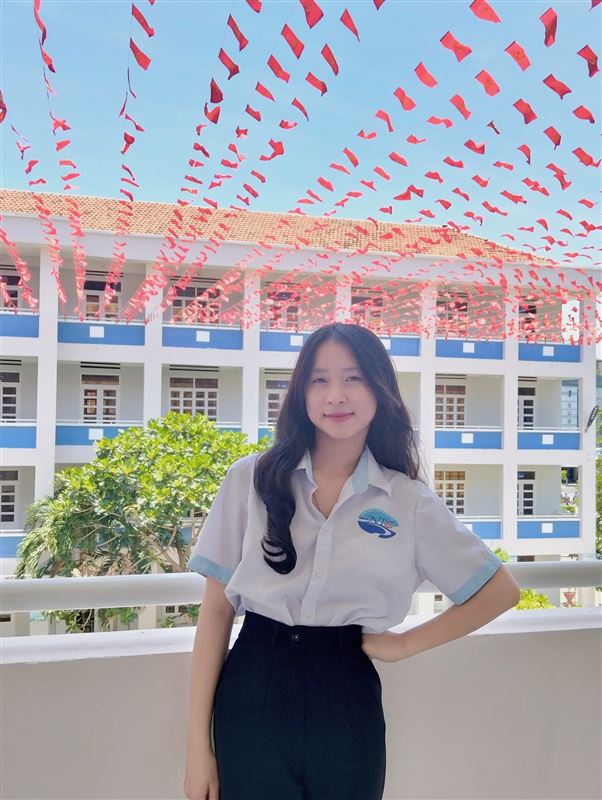 Hoàn thành trang trí khuôn viên giảng đường với 5000 lá cờ