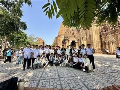 Sinh viên Trường Cao đẳng Du lịch Nha Trang tham quan Tháp Bà Ponagar