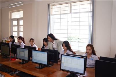 Tổ chức tập huấn kỹ năng nghiên cứu khoa học cho sinh viên