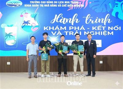 HƠN 500 HỌC SINH, SINH VIÊN TÌM HIỂU VỀ NGHIỆP VỤ PHA CHẾ
