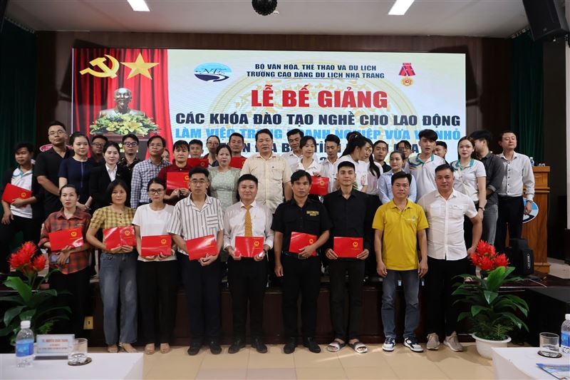 Lễ bế giảng các khóa đào tạo nghề cho lao động đang làm việc trong doanh nghiệp nhỏ và vừa trên địa bàn tỉnh Khánh Hòa, năm 2024