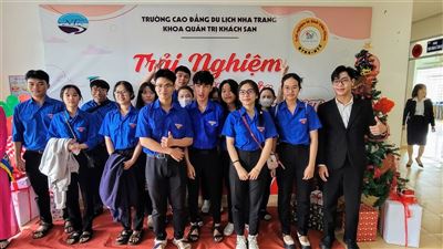 Học sinh Trung tâm GDTX Cam Ranh đến tham quan và trải nghiệm các ngành nghề đào tạo tại Khoa Quản trị Khách sạn