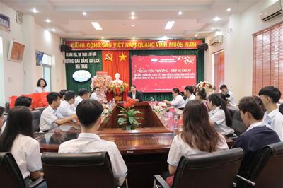 TRAO TẶNG QUÀ TẾT CHO SINH VIÊN CÓ HOÀN CẢNH KHÓ KHĂN NHÂN DỊP TẾT NGUYÊN ĐÁN 2026